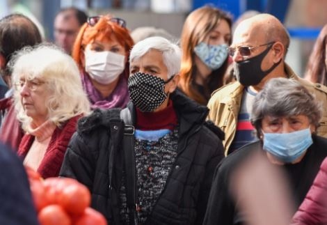 Носенето на предпазни маски за лице на открити обществени места